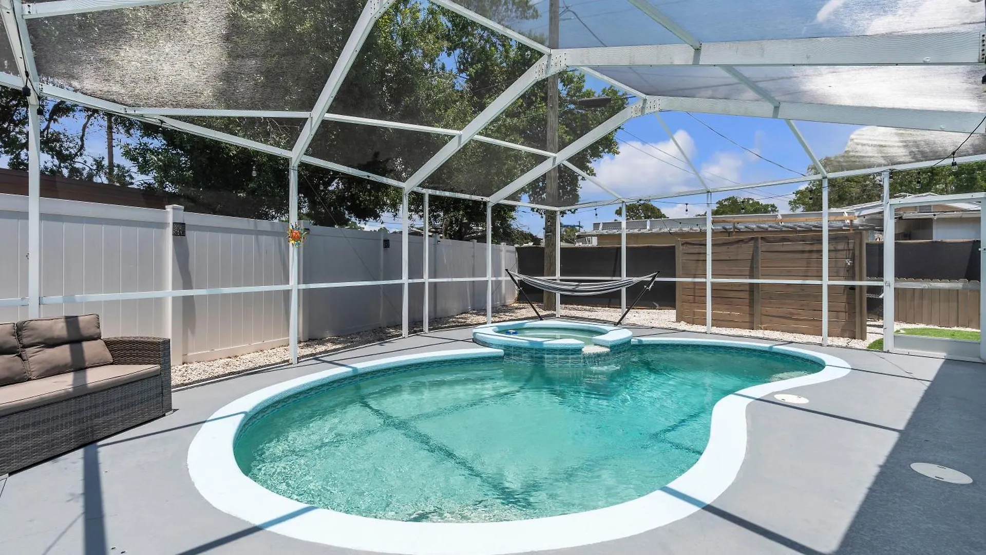 Stunning Modern Home In Tampa With Pool - Just 5 Minutes From Airport! Holiday home
