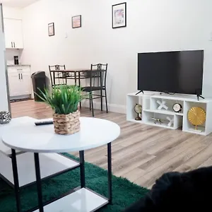 Jay's Cozy Arts Apartment